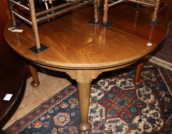 Late Victorian circular mahogany extending dining table (two additional leaves)